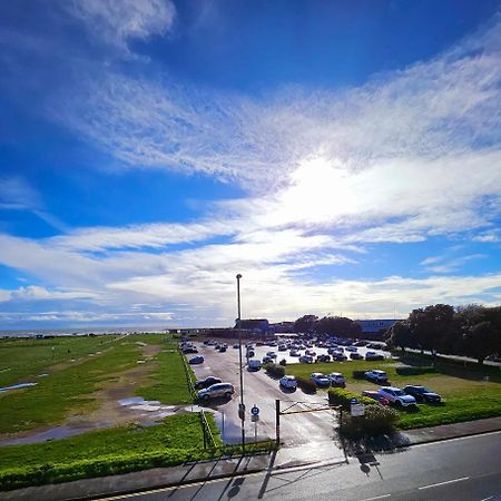Seaview 2 Bedroom Apartment Littlehampton Bagian luar foto