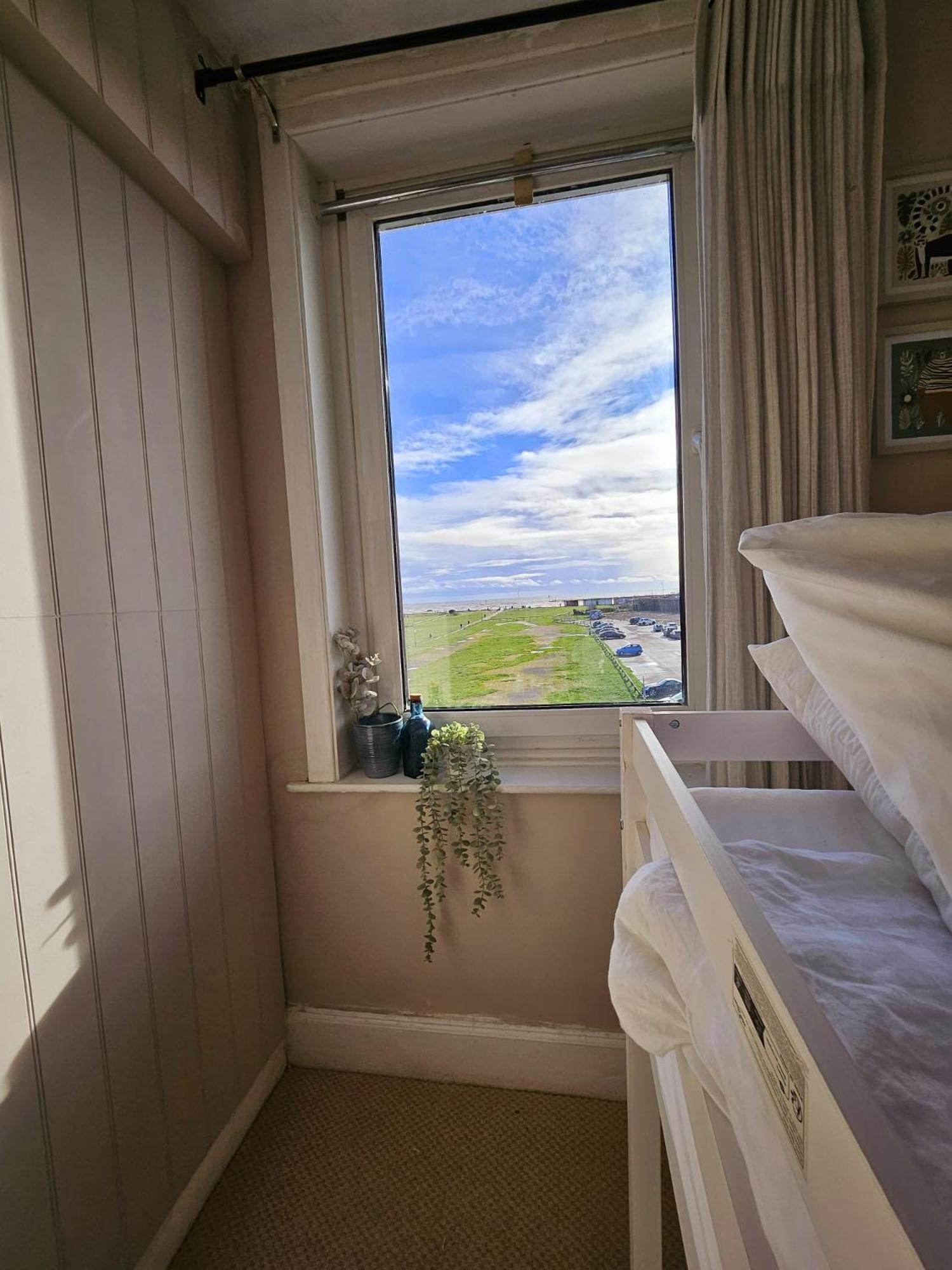 Seaview 2 Bedroom Apartment Littlehampton Bagian luar foto